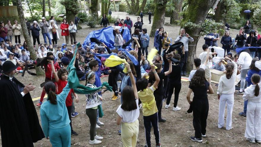 Os alumnos do Quiroga Palacios réndense á historia teatralizando o pequeno banquete de Conxo