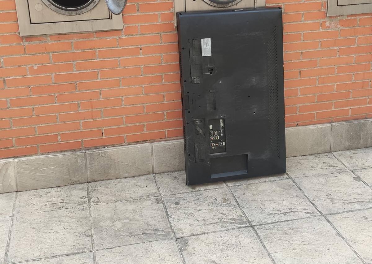 Un televisor abandonado junto a las bocas de recogida automática de residuos