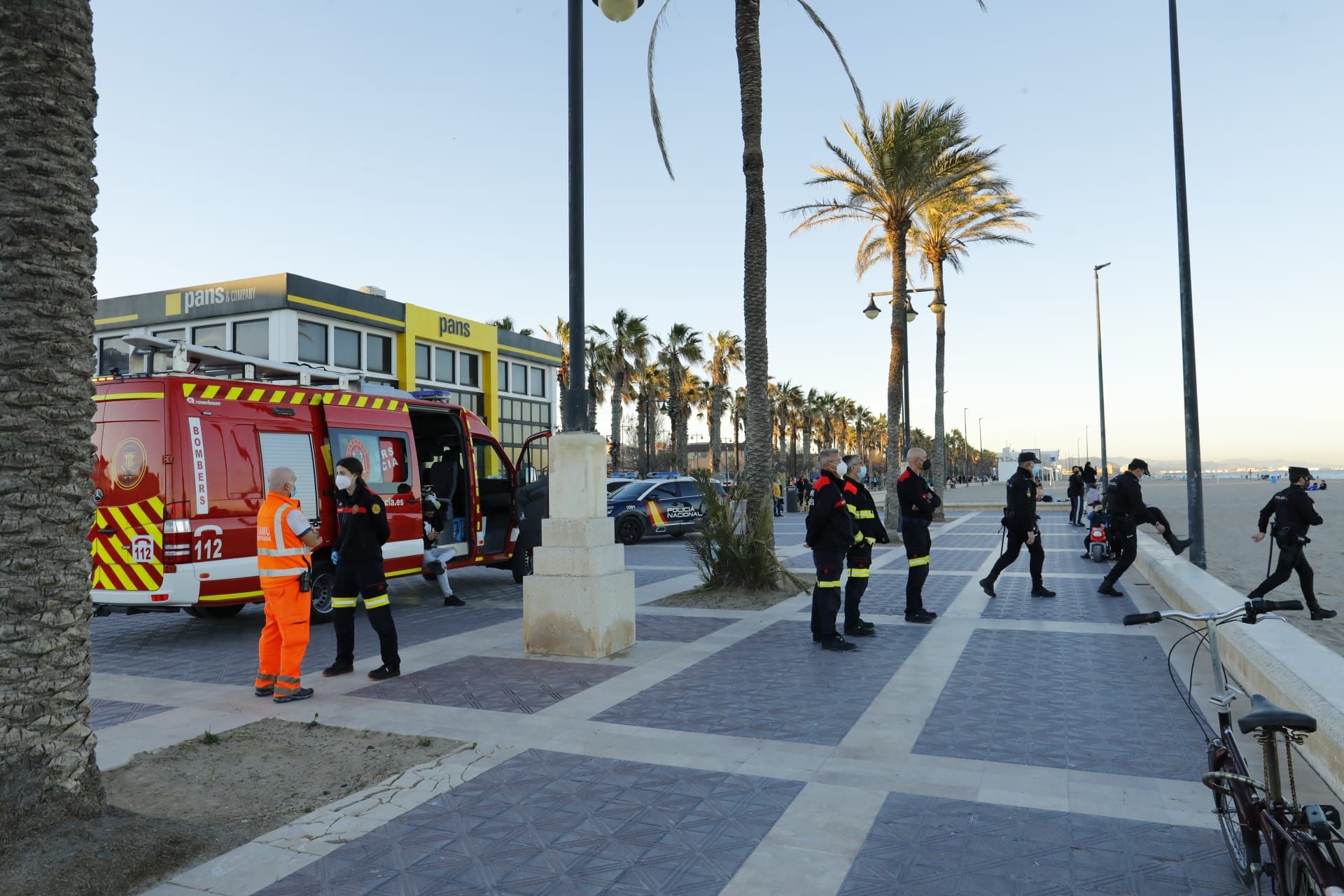 Buscan a un joven desaparecido en el agua de la playa de la Malva-rosa