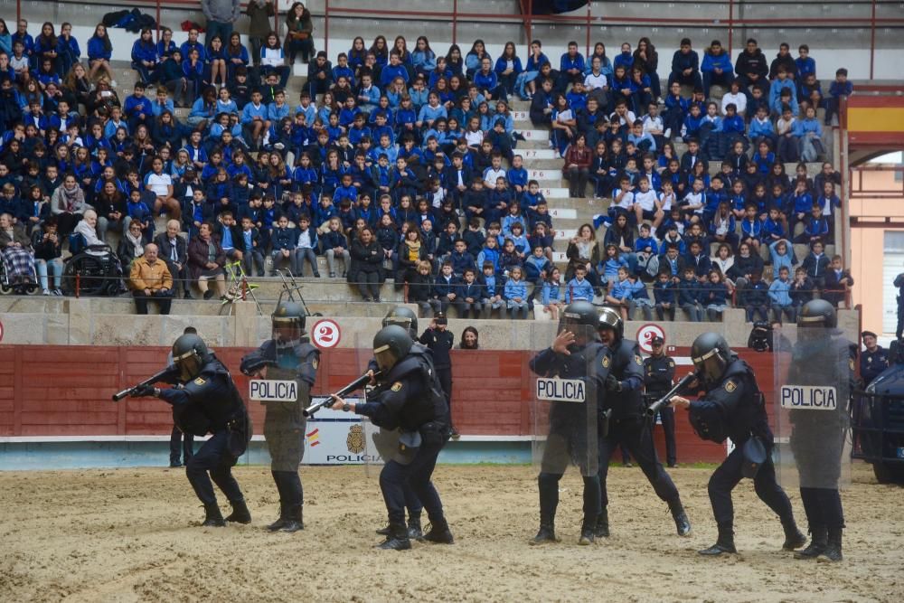 Los niños de Pontevedra descubren cómo es ser un policía nacional