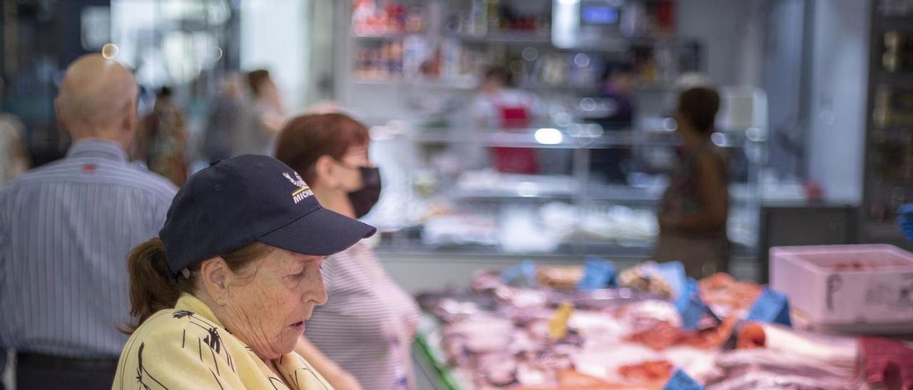 Una clienta es disposa a pagar ahir en un mercat