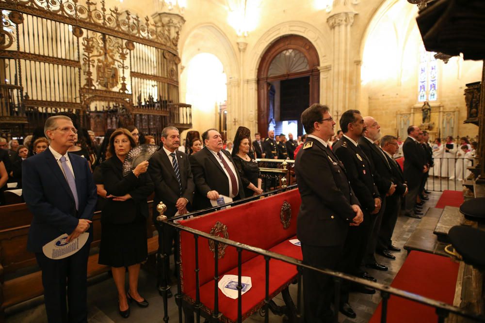 Los Armaos guían en Orihuela a la Virgen de Monserrate