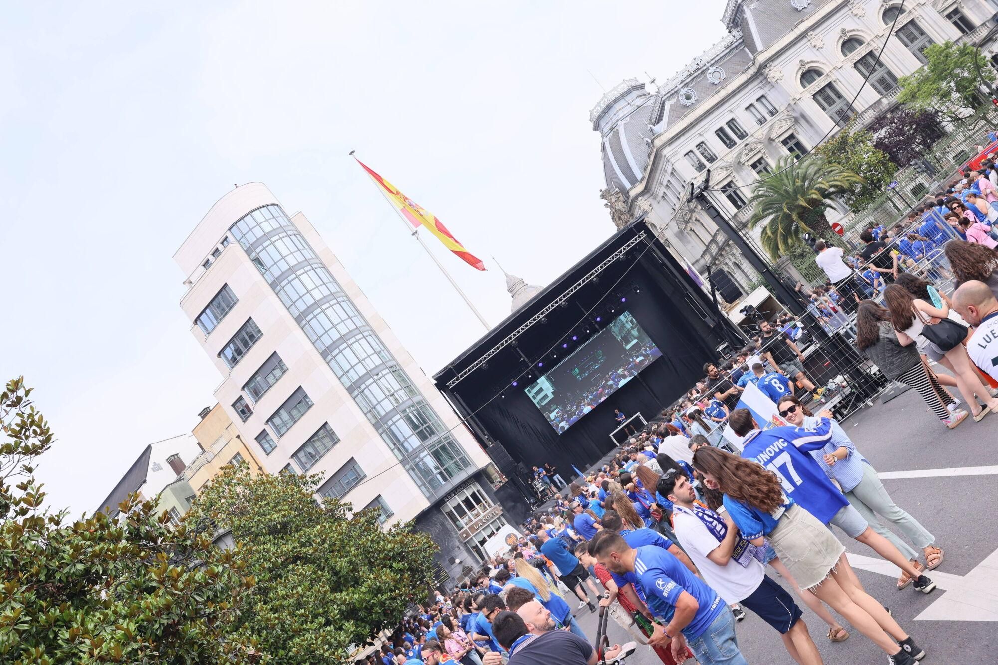 Locura azul en las calles de Oviedo para celebrar el ascenso del equipo a Primera División