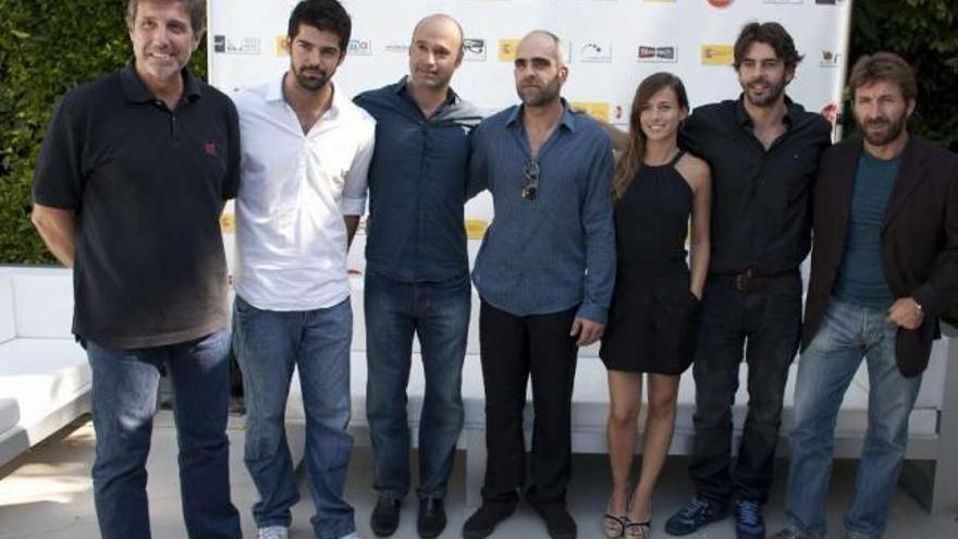 Luís Tosar (centro) posa junto a algunos actores en la presentación de &#039;También la lluvia&#039;. / armando arorizo