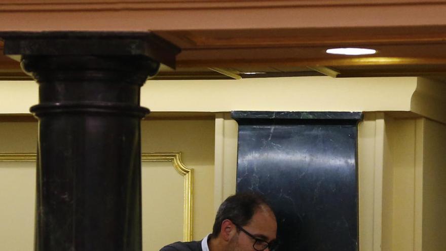 Alberto Montero, en segundo plano, hoy en el Congreso.