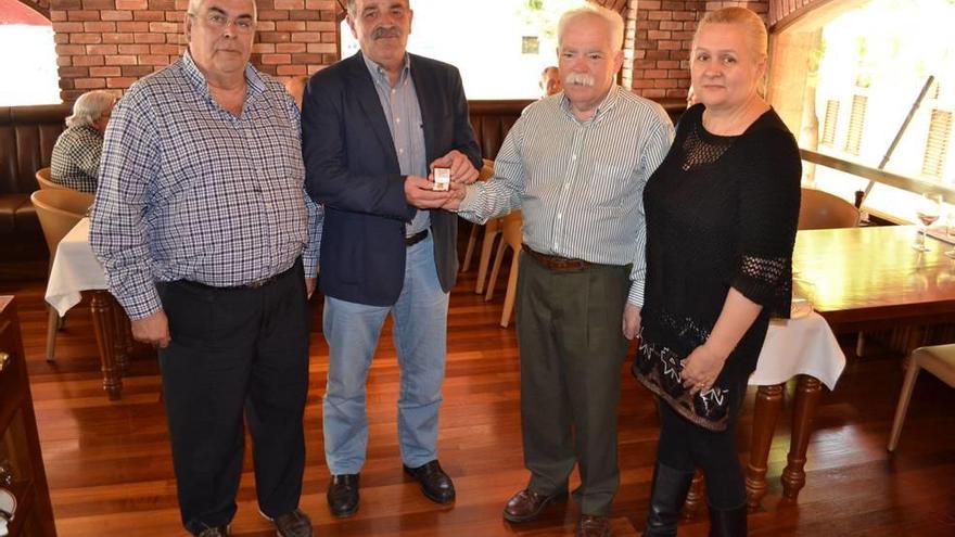 Maria Jaume, con el presidente de los árbitros Toni Salas y el presidente de la Balear Jaume Estarellas en un acto de homenaje en 2014 al empresario Guillem Alomar, muy vinculado al baloncesto balear.