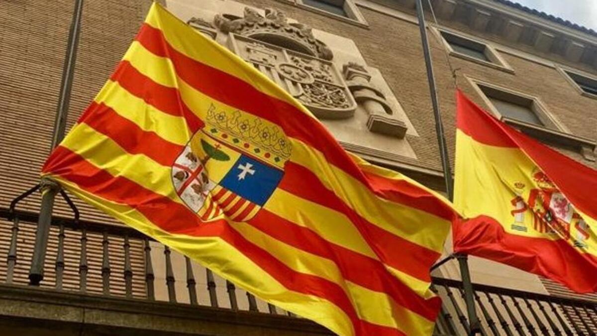 La bandera de Aragón cuelga de un edificio institucional