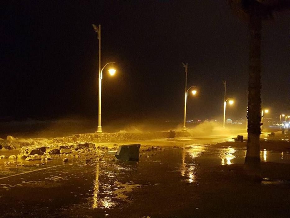 Temporal de viento y olas en las playas de Málaga