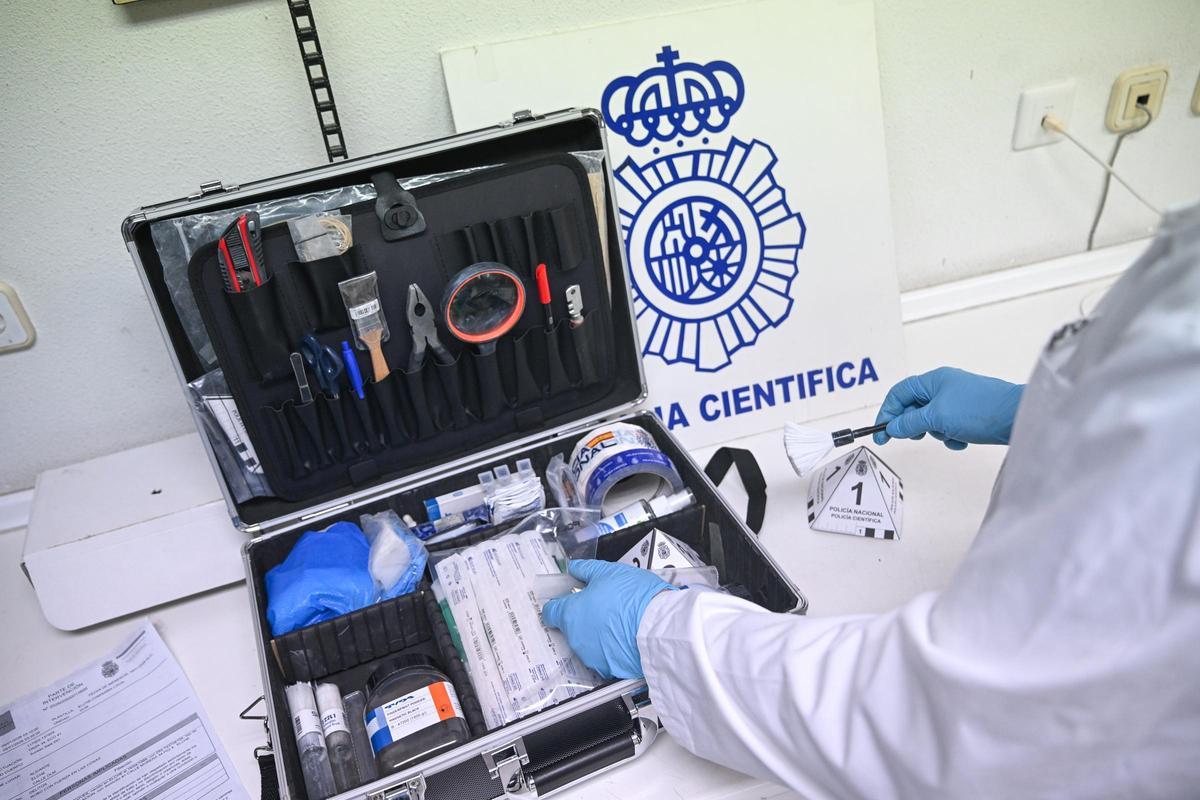 Un agente de la Policía Científica de Elche, en una imagen reciente.