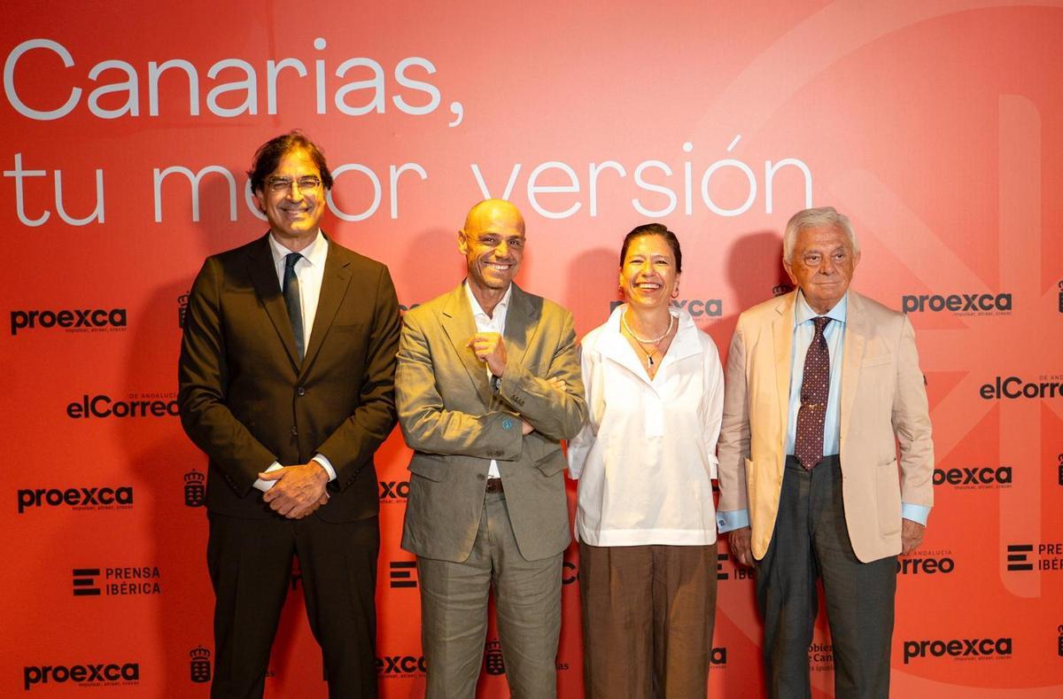 De izquierda a derecha; Pablo Martín, CEO de Proexca; Alfonso Cabello, presidente de Proexca; Isabel Morillo, directora de El Correo de Andalucía y Francisco Herrero, presidente de Cámara de Comercio de Sevilla.