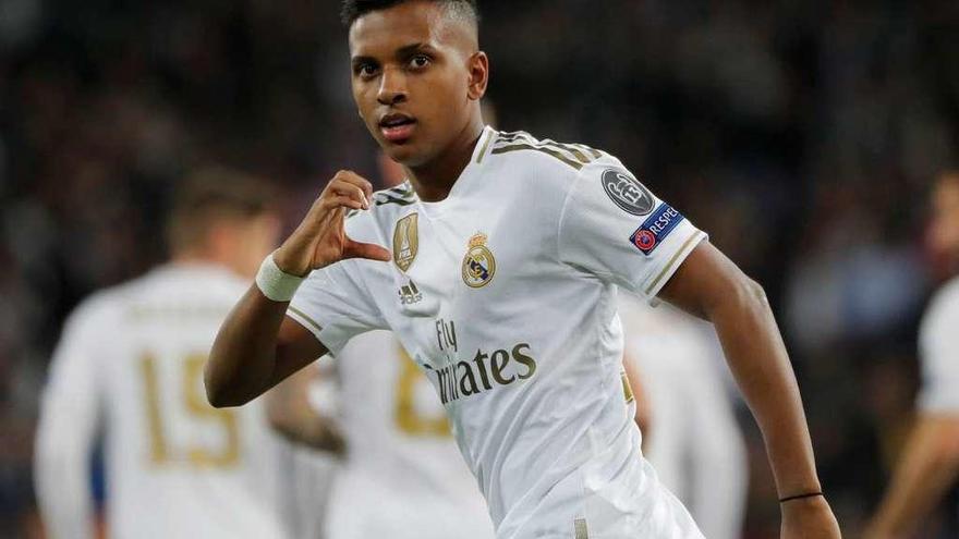 Rodrygo festeja uno de los goles marcados ayer en el Bernabéu. // Efe