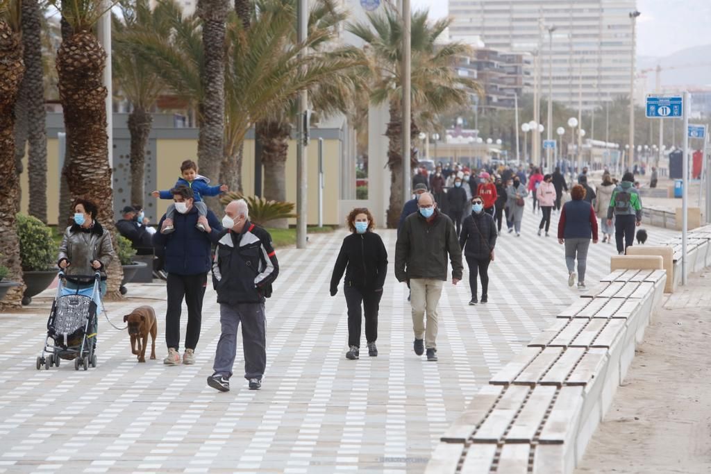 Ambiente del día del padre en la playa de San Juan y en el Postiguet