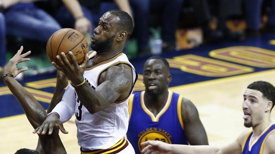 LeBron James penetra a cistella