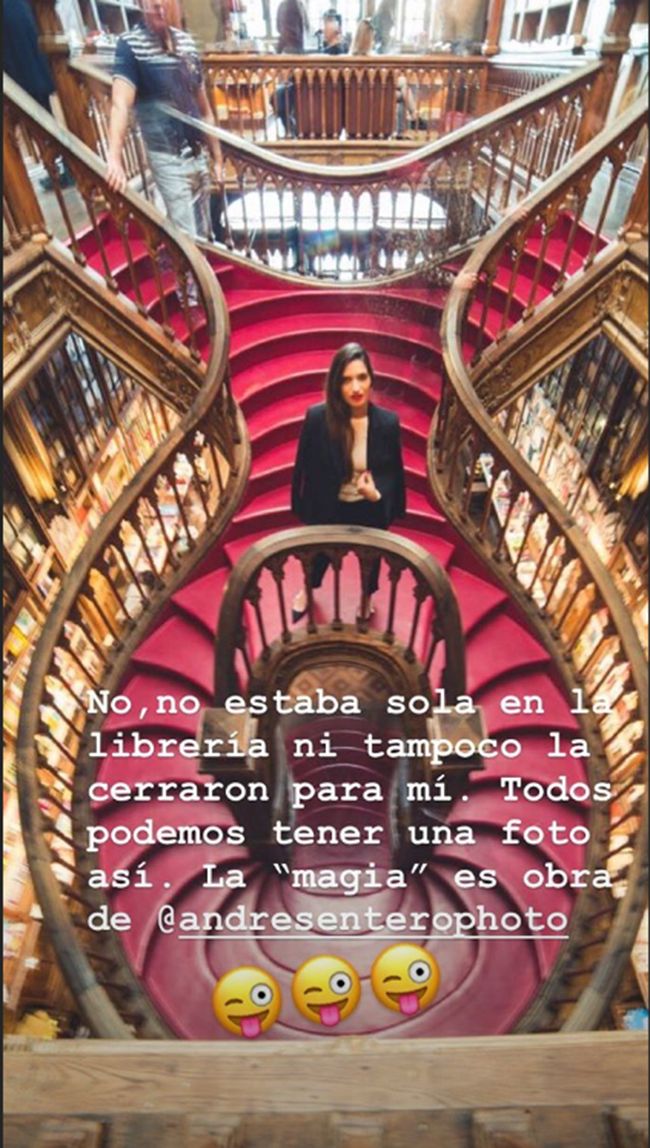 Sara Carbonero posando en la librería Lello