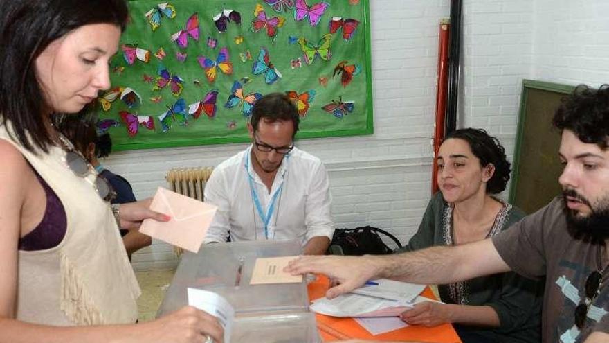 Votaciones en Vilagarcía, con el popular Tomás Fole al fondo. // Parga