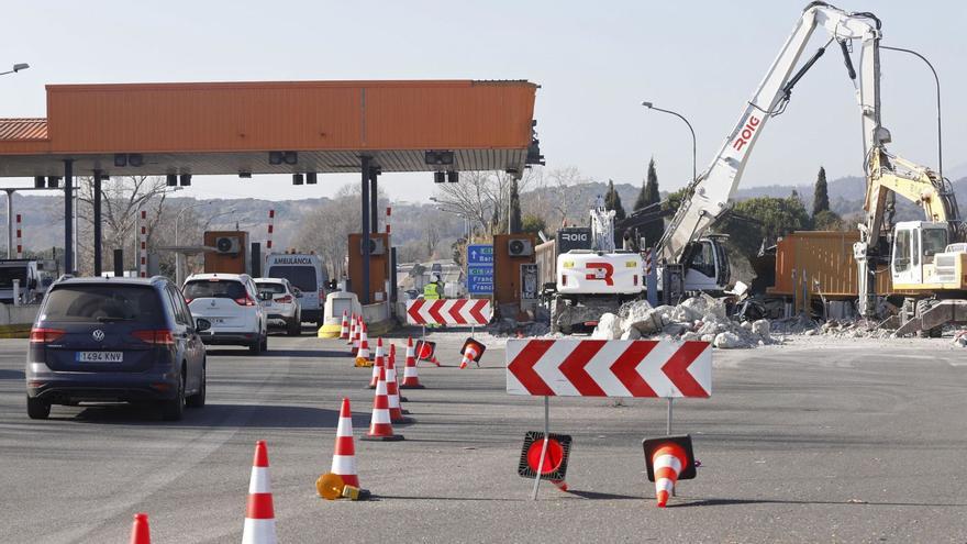 El desmantellament del peatge de l’AP-7 a la sortida de Girona Sud a Salt. | ANIOL RESCLOSA