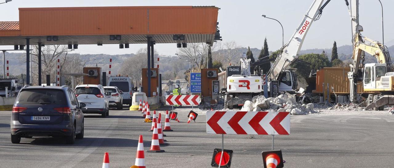 El desmantellament del peatge de l’AP-7 a la sortida de Girona Sud a Salt. | ANIOL RESCLOSA