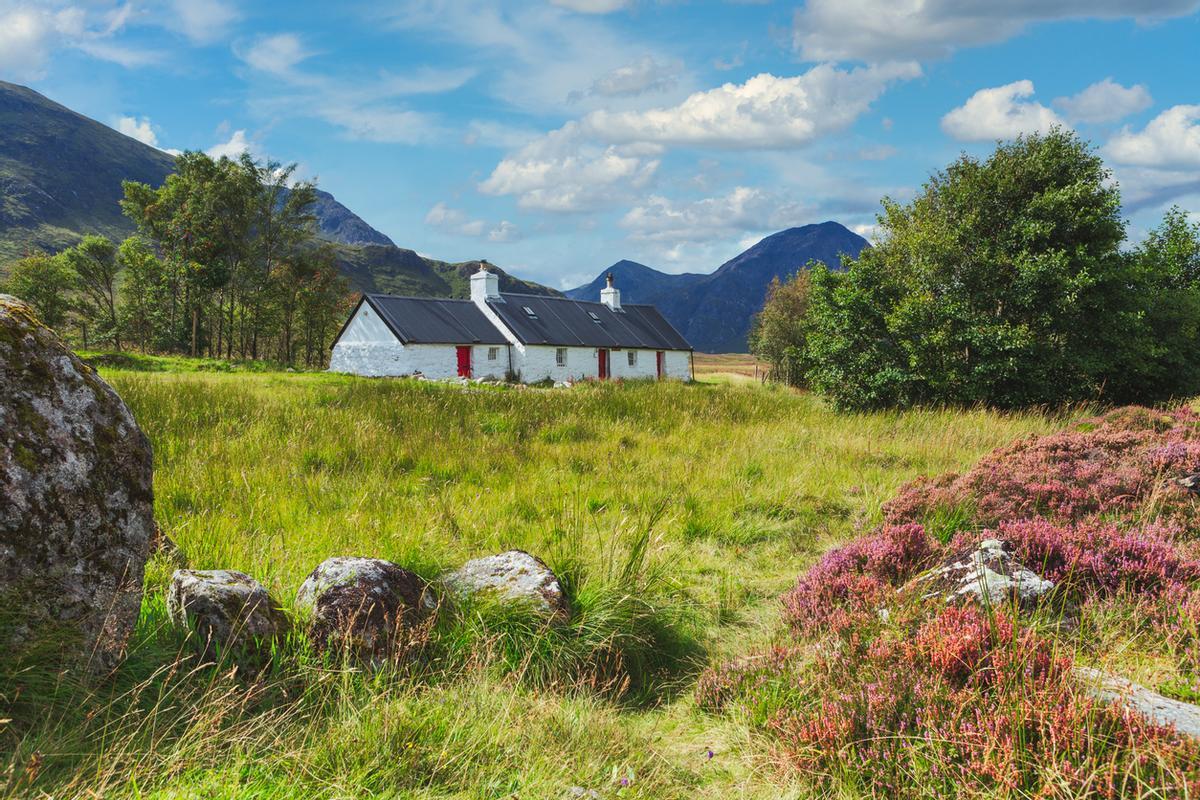Black Rock Cottage es una pequeña y pintoresca cabaña blanca situada a la entrada de Glencoe. Es famosa por su espectacular entorno natural y como puerta de entrada a las Highlands.