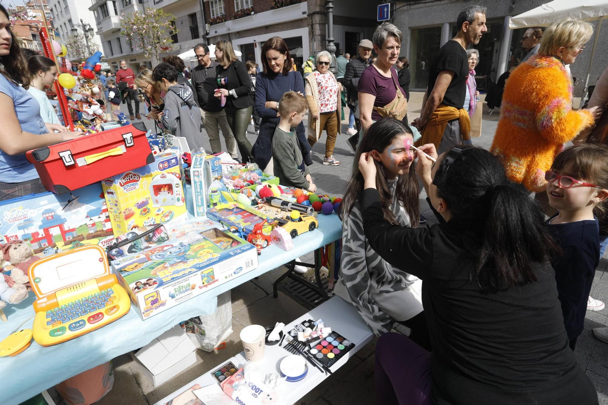 EN IMÁGENES: Así ha sido el mercadillo escolar de Avilés para recaudar dinero para su viaje de estudios