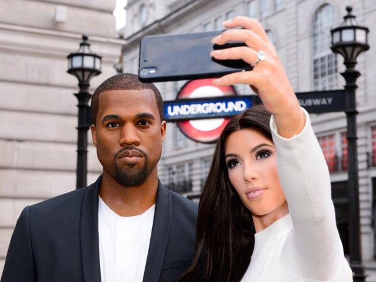 Kim Kardashian y Kanye West en el metro de Londres