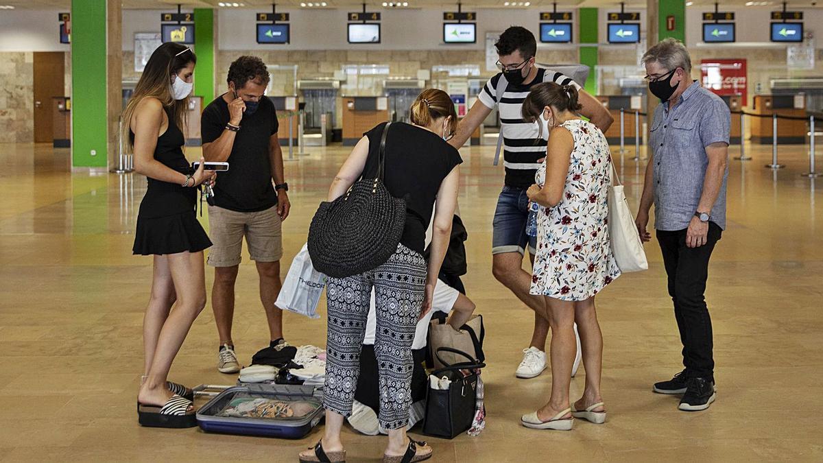 Passatgers a l’aeroport de Girona.  david aparicio