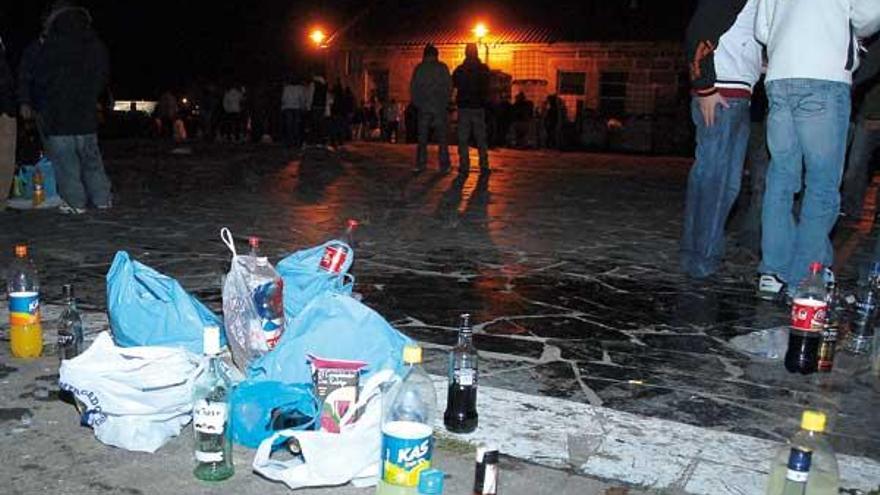 Signos de &quot;botellón&quot; en la zona del helipuerto cangués.