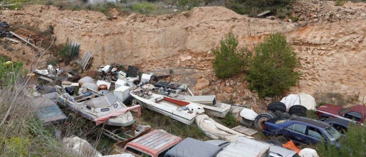 Vehículos y barcos en el terreno del condenado. J.A.Riera