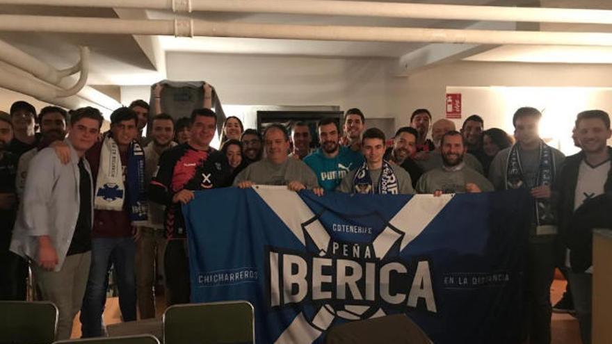 La Peña Ibérica reunió a un buen número de seguidores tinerfeñistas en la Casa de Canarias en Madrid.