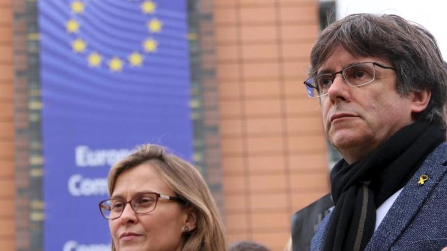 Carles Puigdemont i Meritxell Serret, davant el Parlament Europeu | ACN