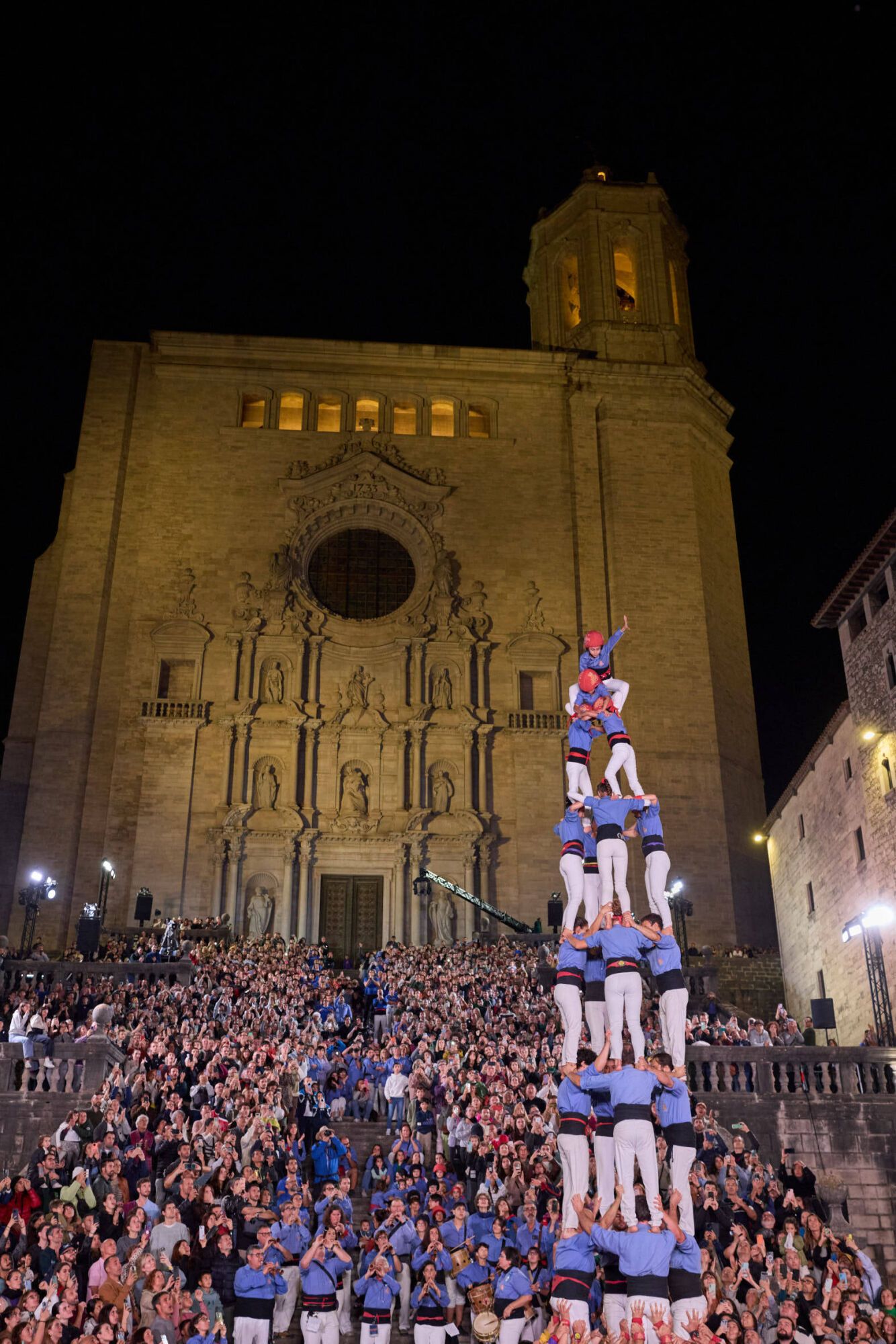 Les imatges de la pujada del pilar de 4 a les escales de la Catedral