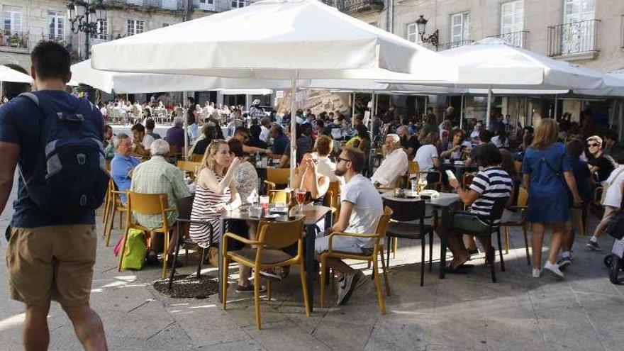 Turistas en la terraza de un bar, en Vigo. // Alba Villar