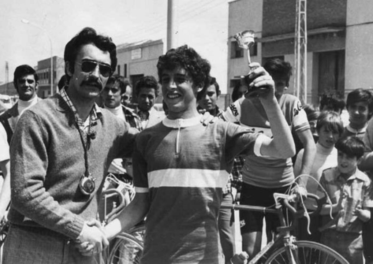 Perico Delgado, en pleine période adolescente, célèbre une victoire après avoir remporté une course.