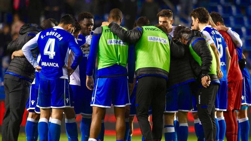 Técnicos y futbolistas del Deportivo forman una piña sobre el césped de Riazor tras el partido del pasado viernes frente al Espanyol.