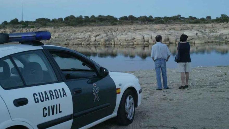 La Guardia Civil durante la intervención en el embalse de Almendra.