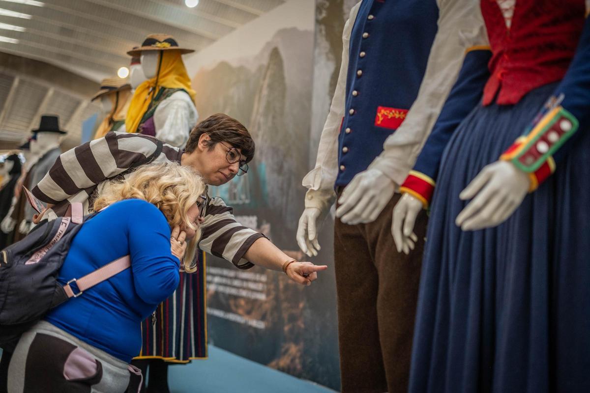 Dos mujeres observando trajes tradicionales canarios.jpg