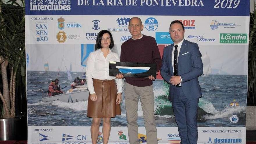 Iñaki Carbajo recoge el trofeo del Santiago Roma Rías Baixas como ganador de su clase. // Desmarque