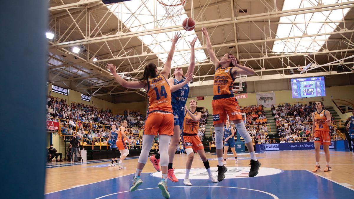 Acción defensiva del Valencia Basket en la final en Salamanca