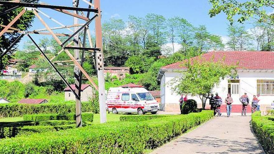 Una ambulancia, junto al botiquín del pozo Candín.