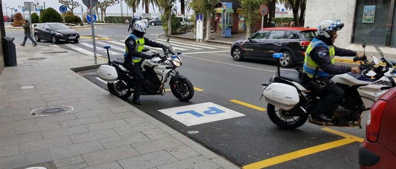 Agentes de Cambados con las dos motocicletas nuevas. // FDV