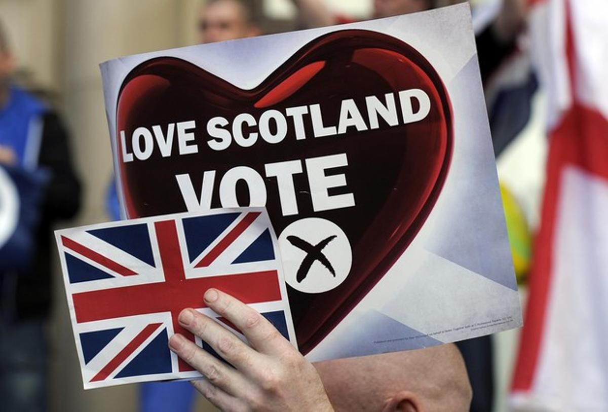 Manifestantes en Glasgow en contra de la independencia de Escocia.