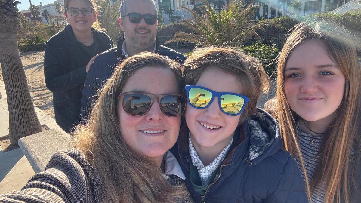 En el centro, el pequeño Javi, que sufre una enfermedad rara,  junto a sus dos hermanas y sus padres.