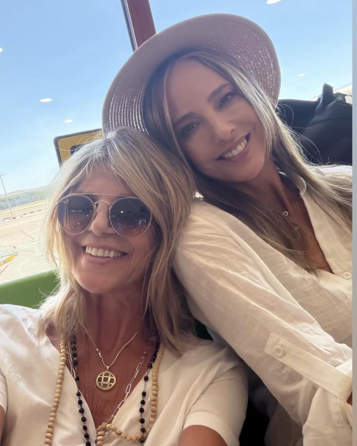 Arancha de Benito y Estefanía Luyk, a punto de volar a Ibiza.