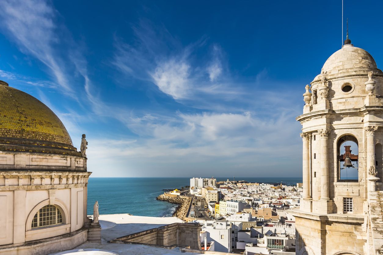 Disfruta de una panorámica única de Cádiz desde la cámara oscura de la Torre Tavira.