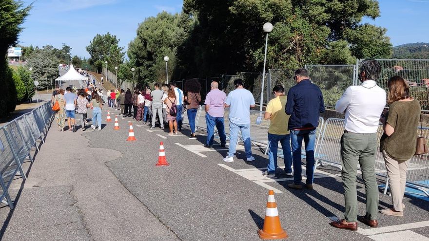 Colas en el exterior del Ifevi para vacunarse.