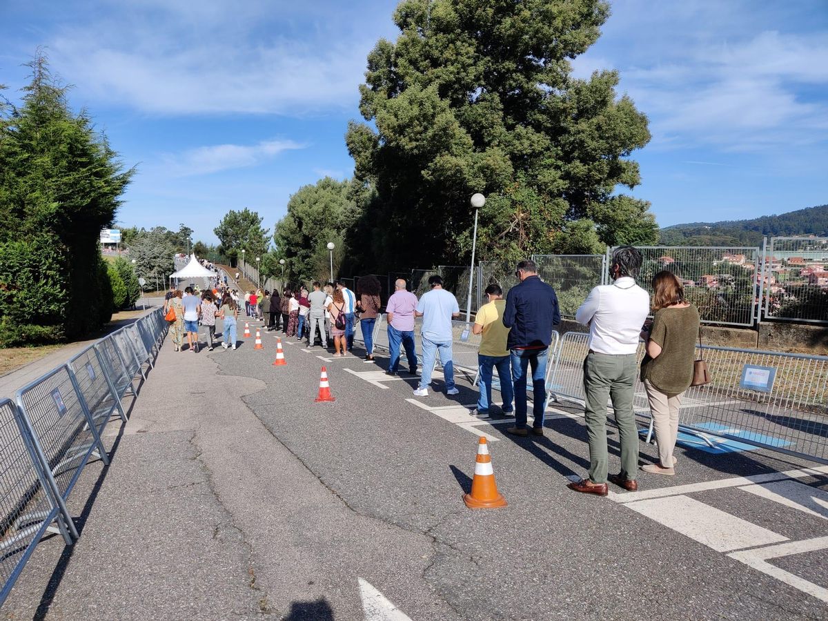 Colas en el exterior del Ifevi para vacunarse.