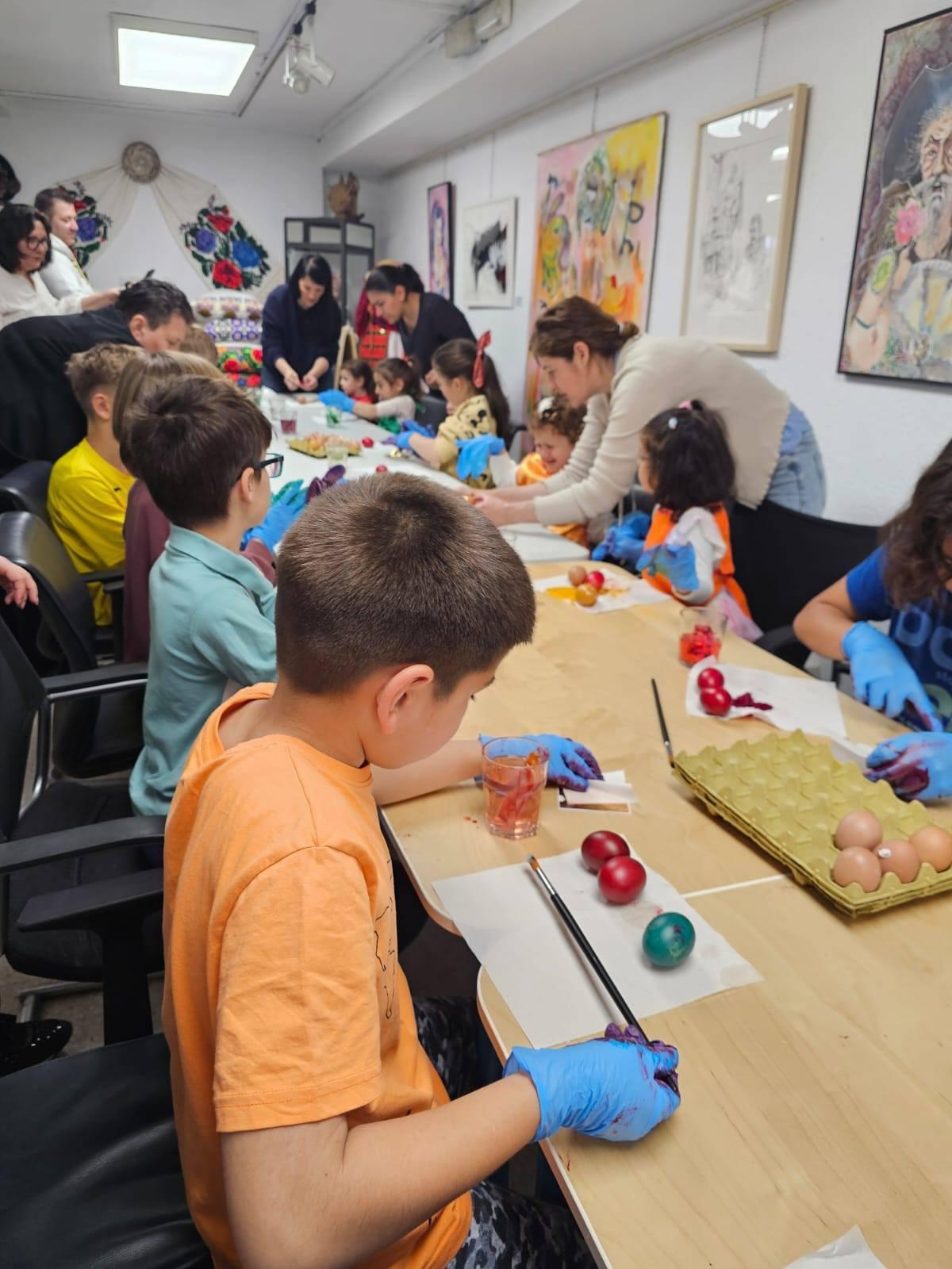 La gran mayoría de los huevos de Pascua los pintan de color rojo, el cual simboliza la sangre de Jesucristo