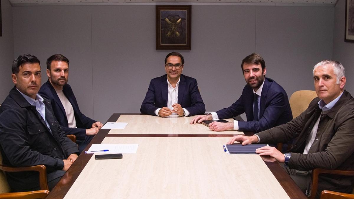 Consejeros del CD Tenerife, con el nuevo presidente, Daniel Díaz, presidiendo la mesa