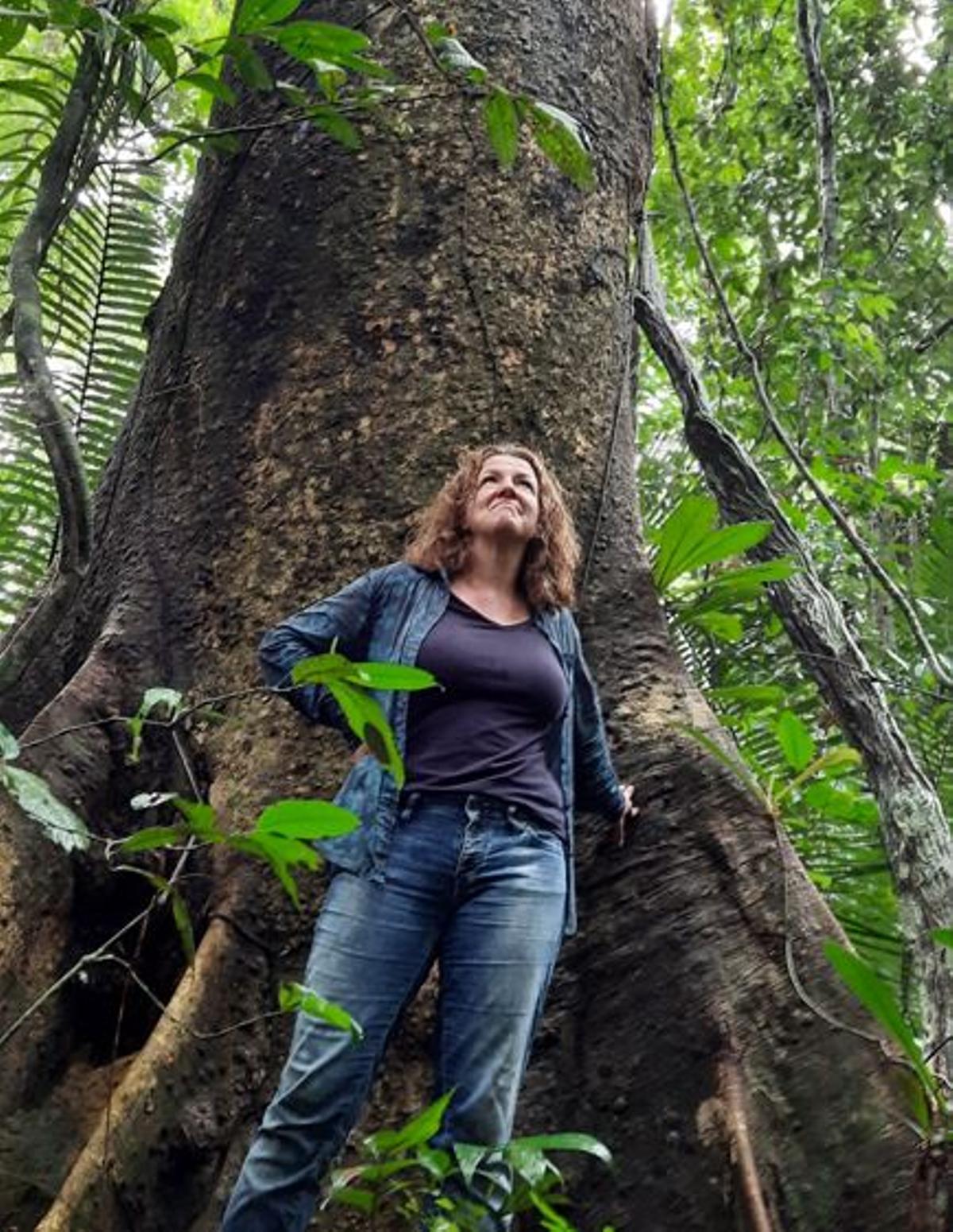 Yana Marull davant d’un arbre de grans dimensions a la Reserva Extractivista Rio Preto-Jacundá, situada a l’oest del Brasil.