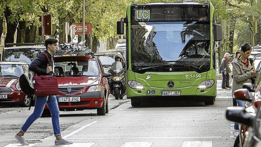 Cáceres bonifica el transporte urbano a las familias numerosas y a las personas sin recursos