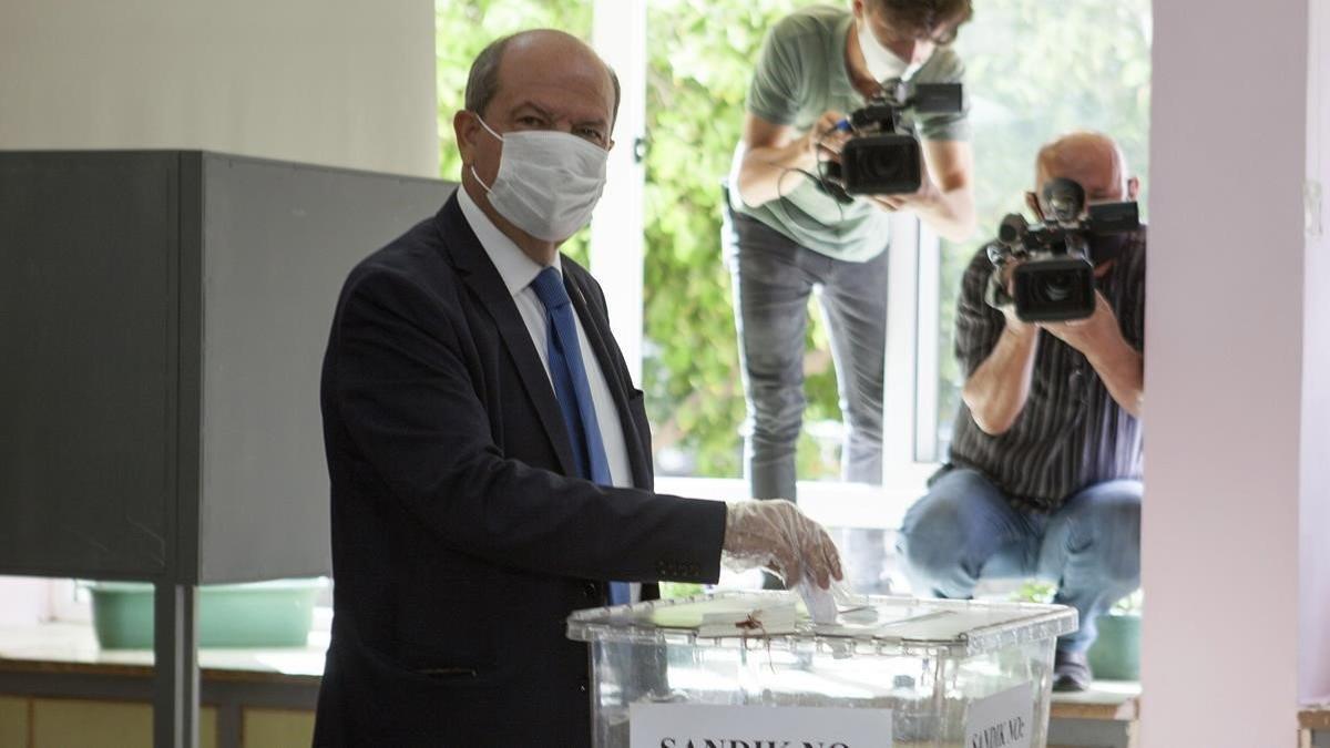 El primer ministro turcochipriota, Ersin Tatar, deposita su voto.